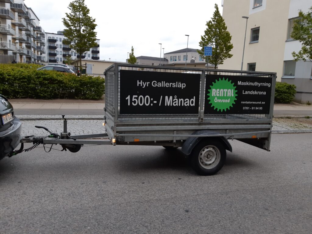 Gallersläp som är uthyrt som Hyrsläp i Hittarp och Laröd i Helsingborg från Rental Öresund Släpvagnsuthyrning. Gallersläpet är en öppen släpvagn med nätgrind.