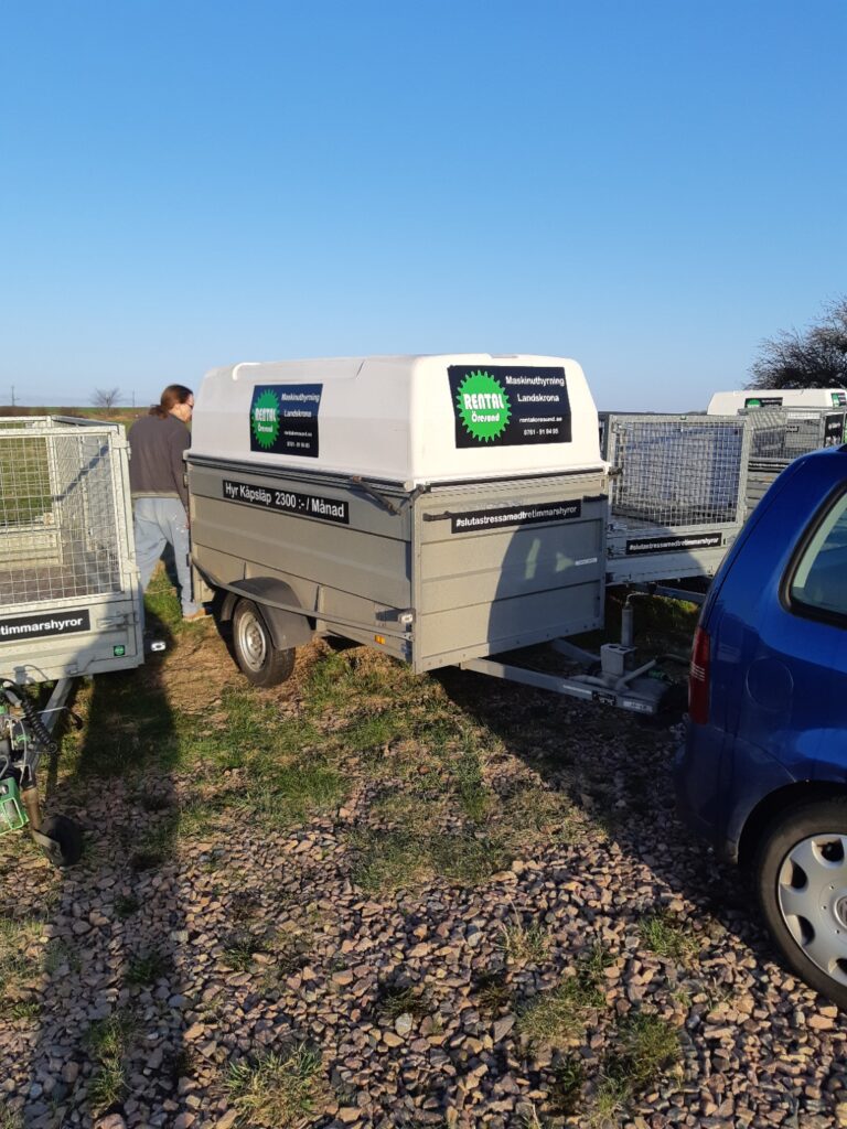 Rental Öresund Hyr ut Gallersläp till er från Strövelstorp i Ängelholm. Ett Skåpsläp är bra som flyttsläp och hyran är lägre för en vecka än dagshyran för ett envägssläp.
